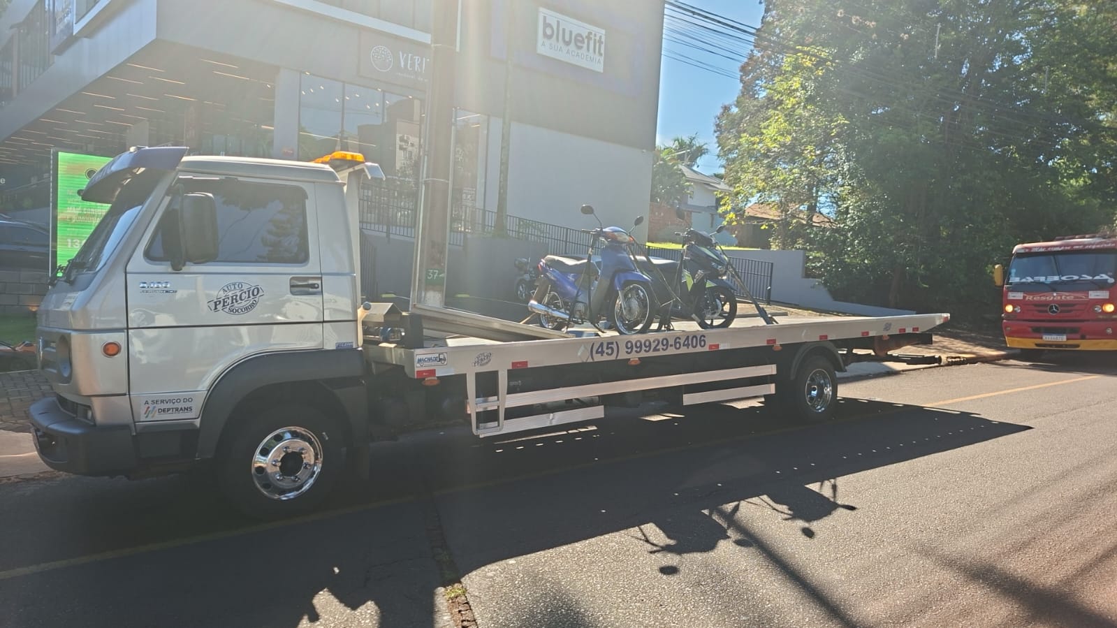 Motos amarradas na plataforma para transporte
