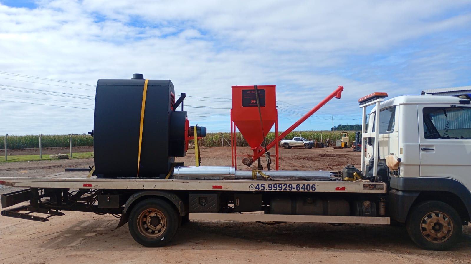Transporte de máquina sobre plataforma da Pércio Guinchos em Toledo
