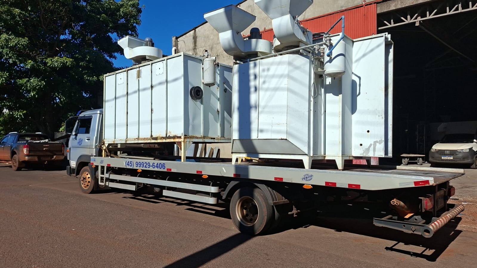 Equipamentos industriais transportados na plataforma