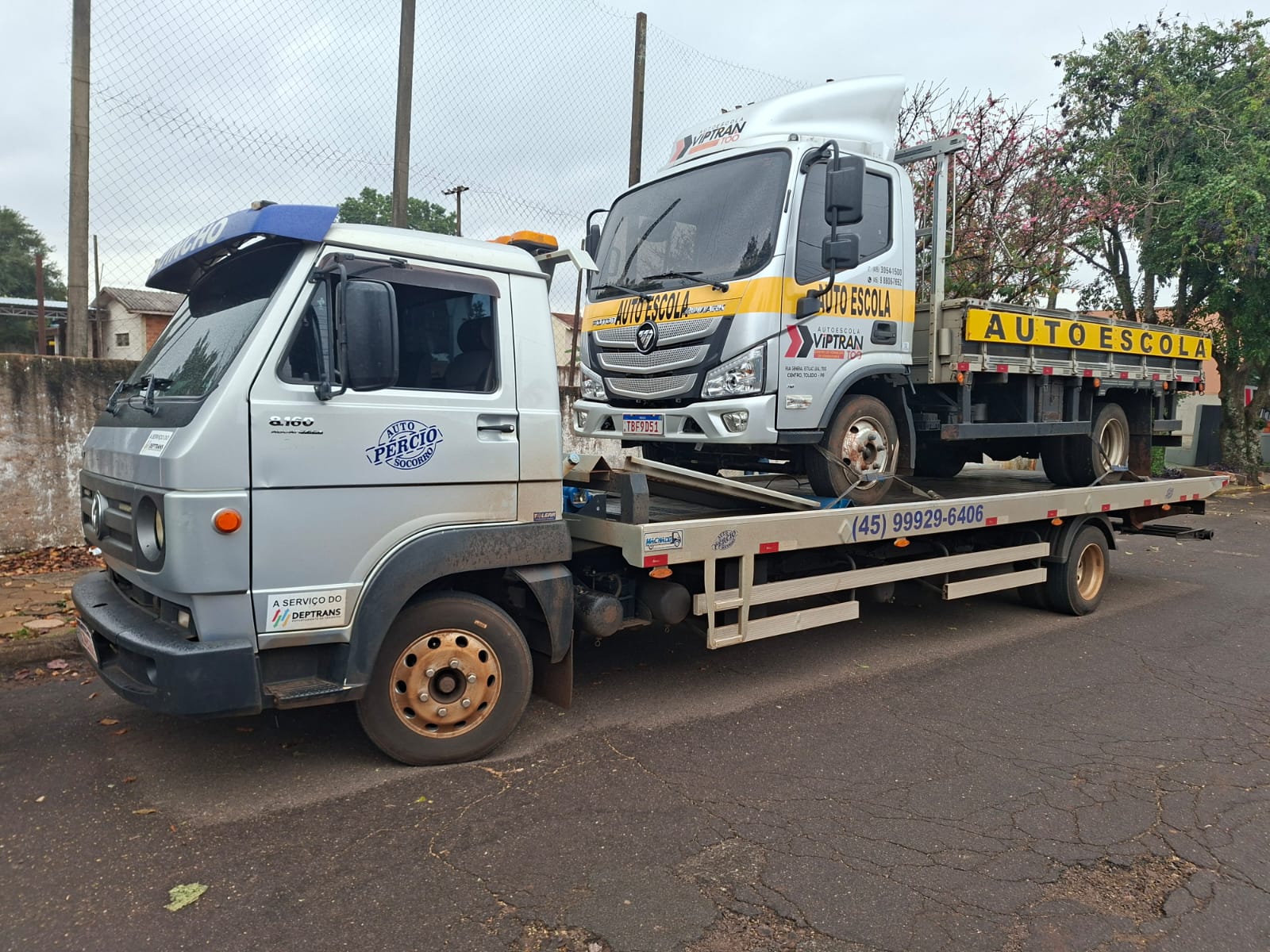 Caminhão sendo transportado pela Pércio Auto Socorro