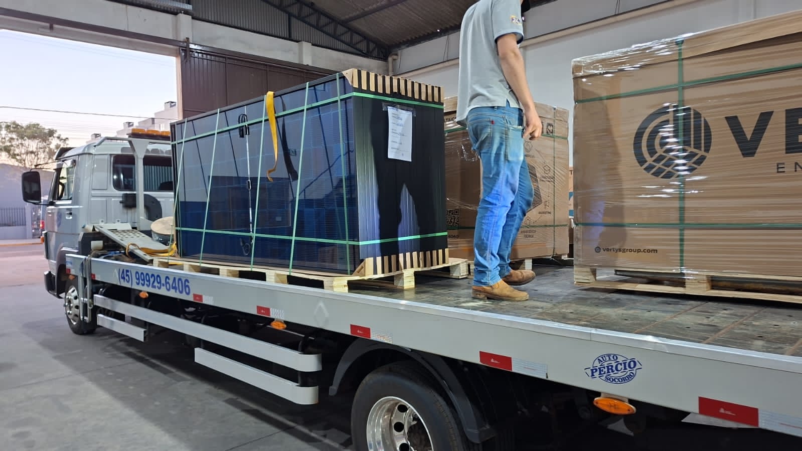 Painéis solares transportados sobre a plataforma