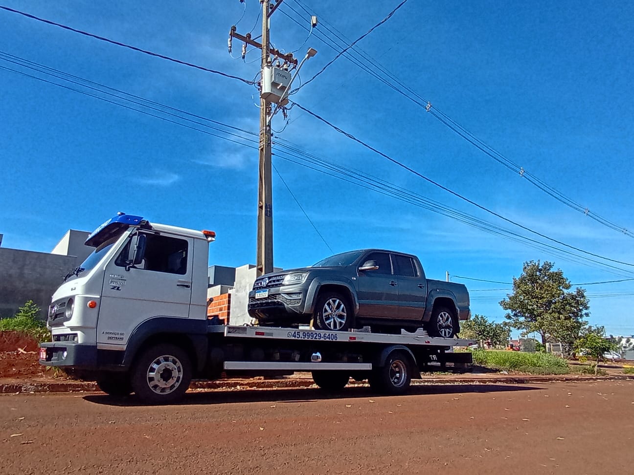 Caminhonete transportada sobre plataforma
